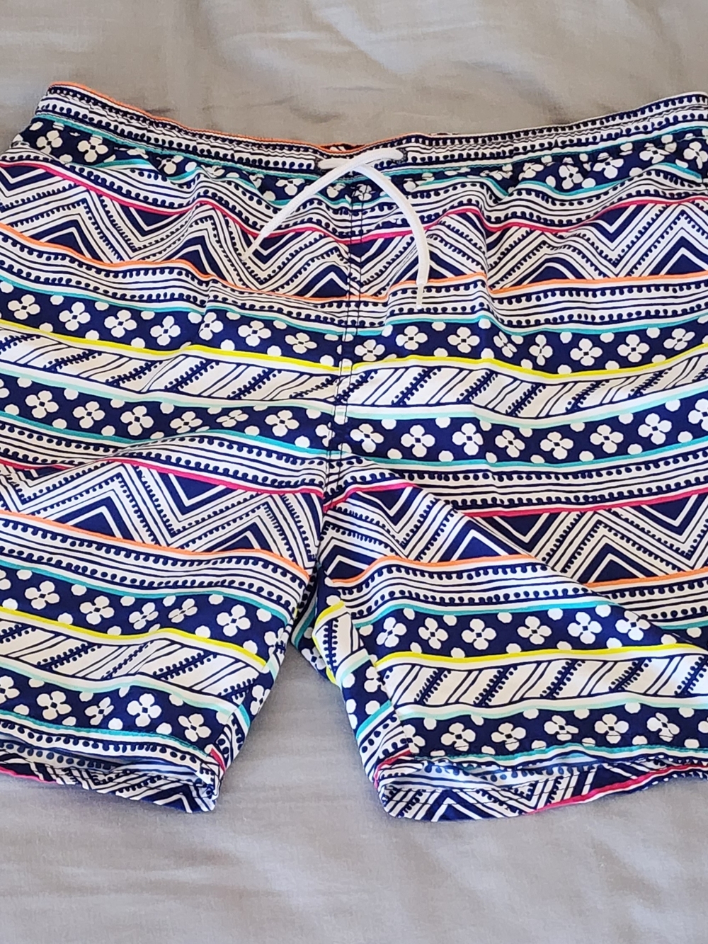 Vineyard Vines men's multicolored patterned bathing suit 35" waist labeled M